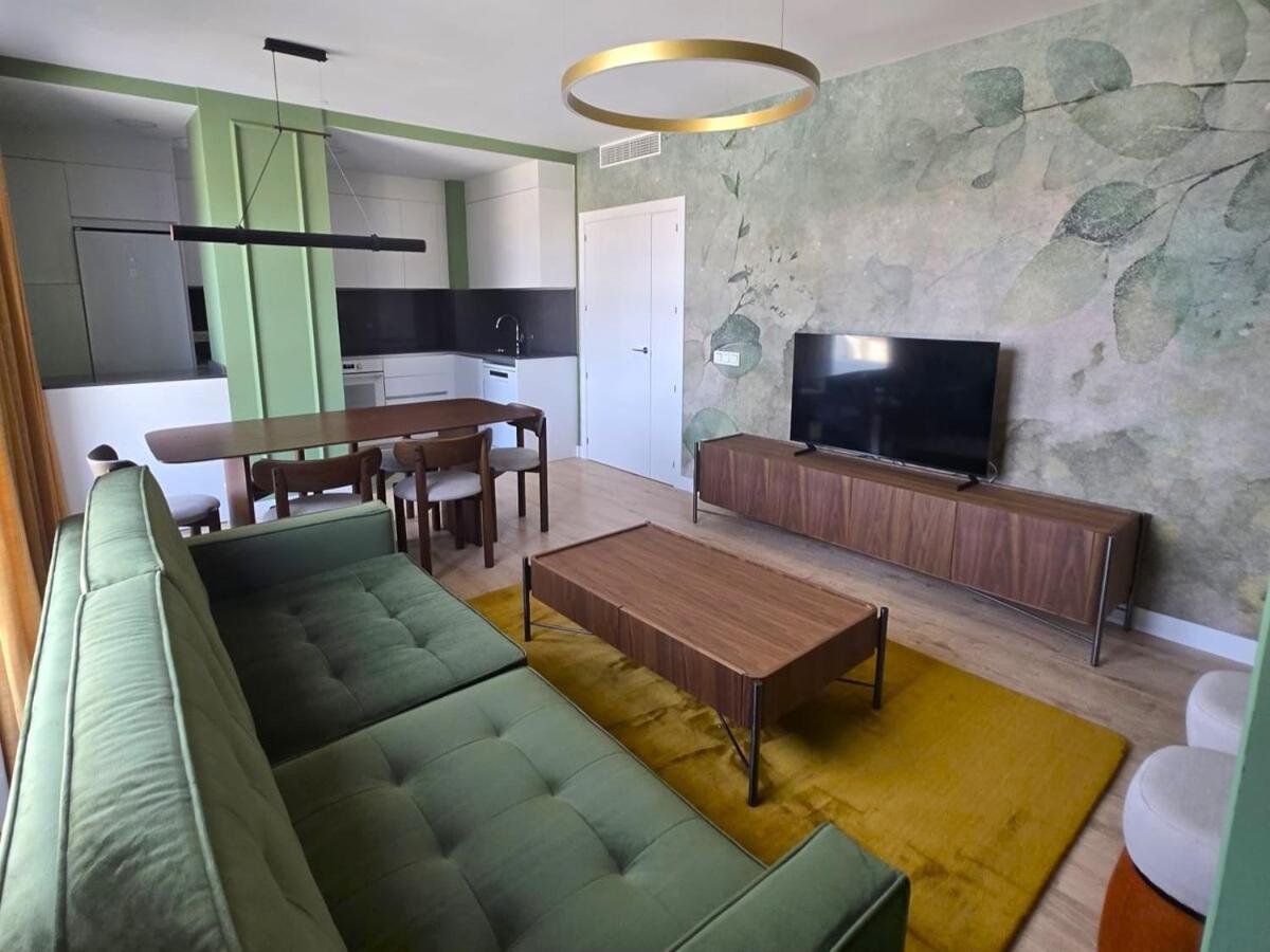 Luxury 3 Bed 26 Floor Apartment *